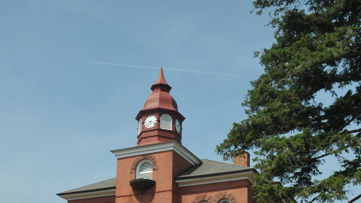 Prince William County courthouse in Virginia. Photograph by Jerrye and Roy Klotz, CC BY-SA 3.0.