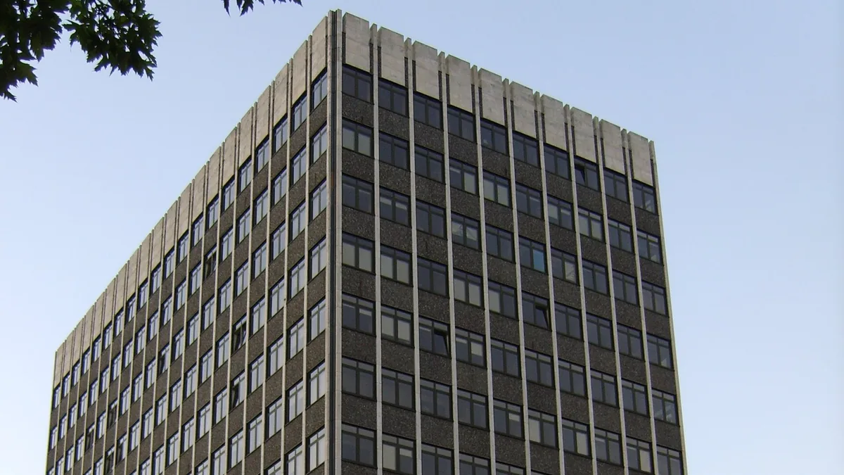 Southend Civic Centre. Photograph by Damian Dukarski, CC BY-SA 3.0.
