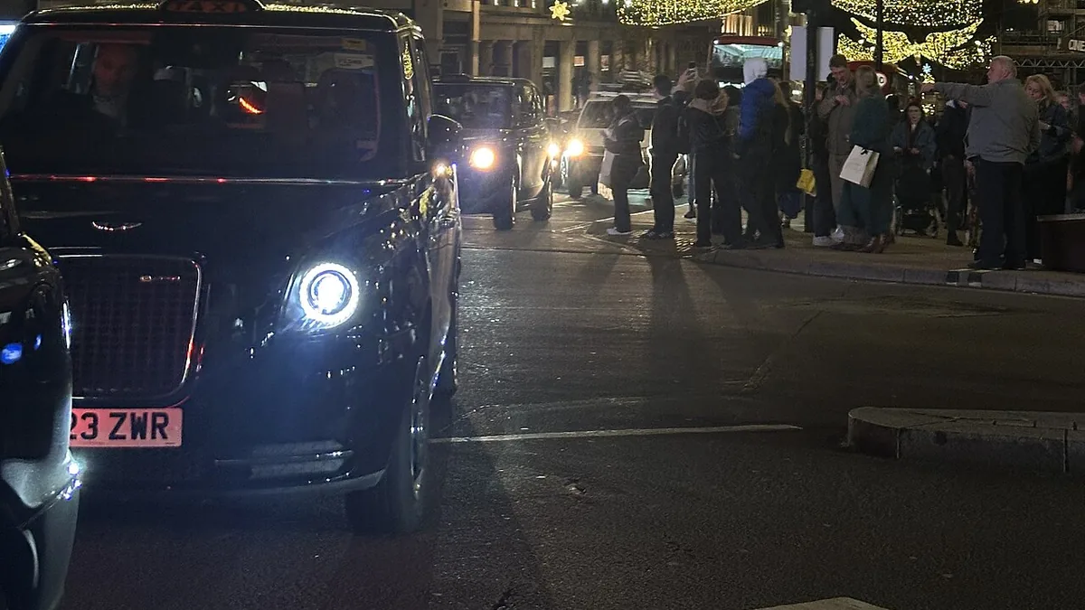 A black cab in Piccadilly Circus. Photograph by Apostletimes, CC BY-SA 4.0.