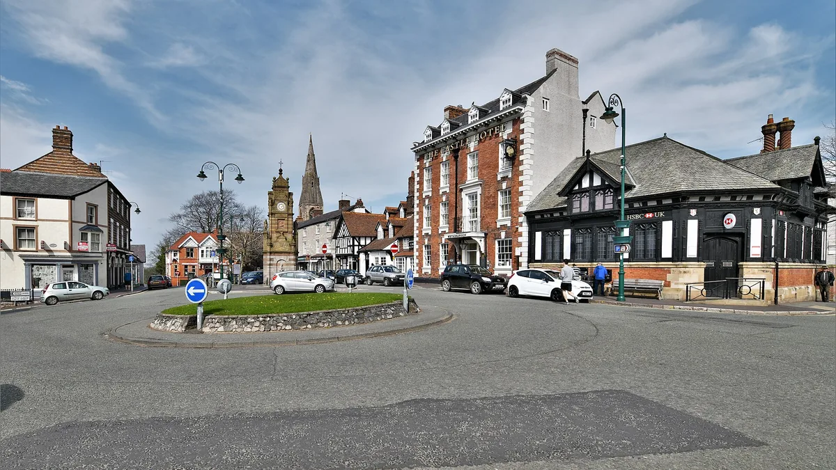 St Peter's Square in Ruthin. Photograph by Michael Garlick, CC BY-SA 2.0.