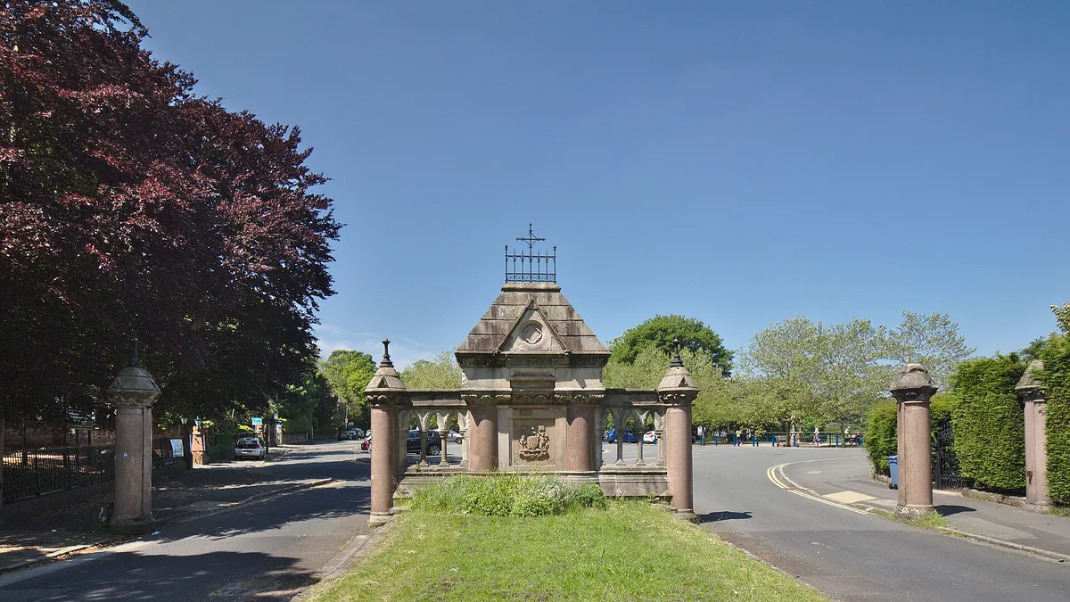 The Aigburth Road gate at Sefton Park. Photograph by Rodhullandemu, CC BY-SA 4.0.