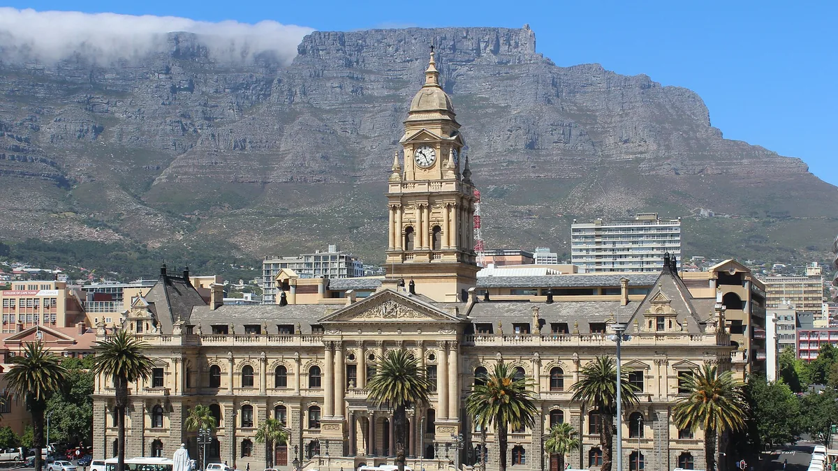 Cape Town City Hall. Photograph by Martinvl, CC BY-SA 4.0.