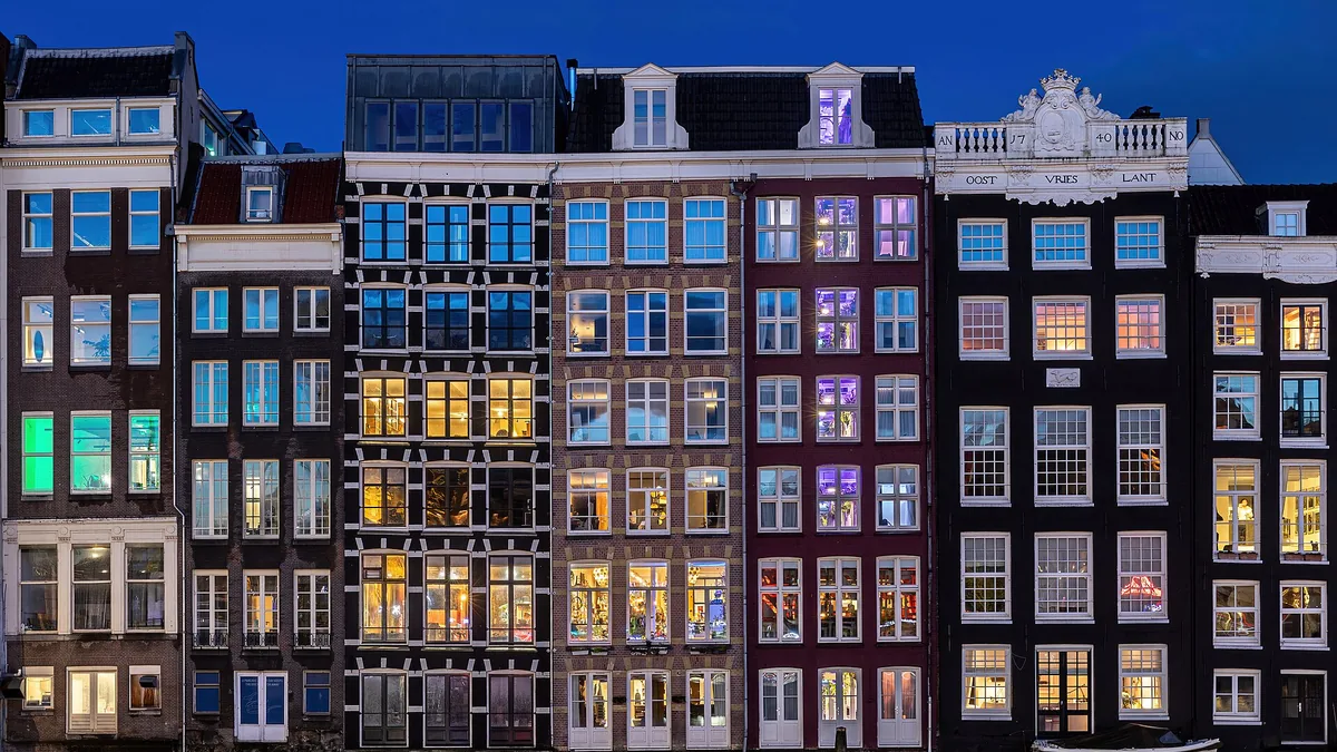 Canal houses in Amsterdam. Photograph by Basile Morin, CC BY-SA 4.0.