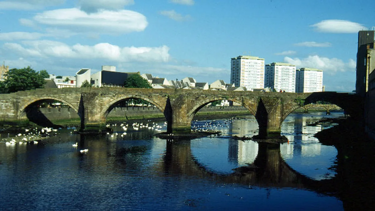 The Auld Brig in Ayr. Photograph by Stephen McKay, CC BY-SA 2.0.