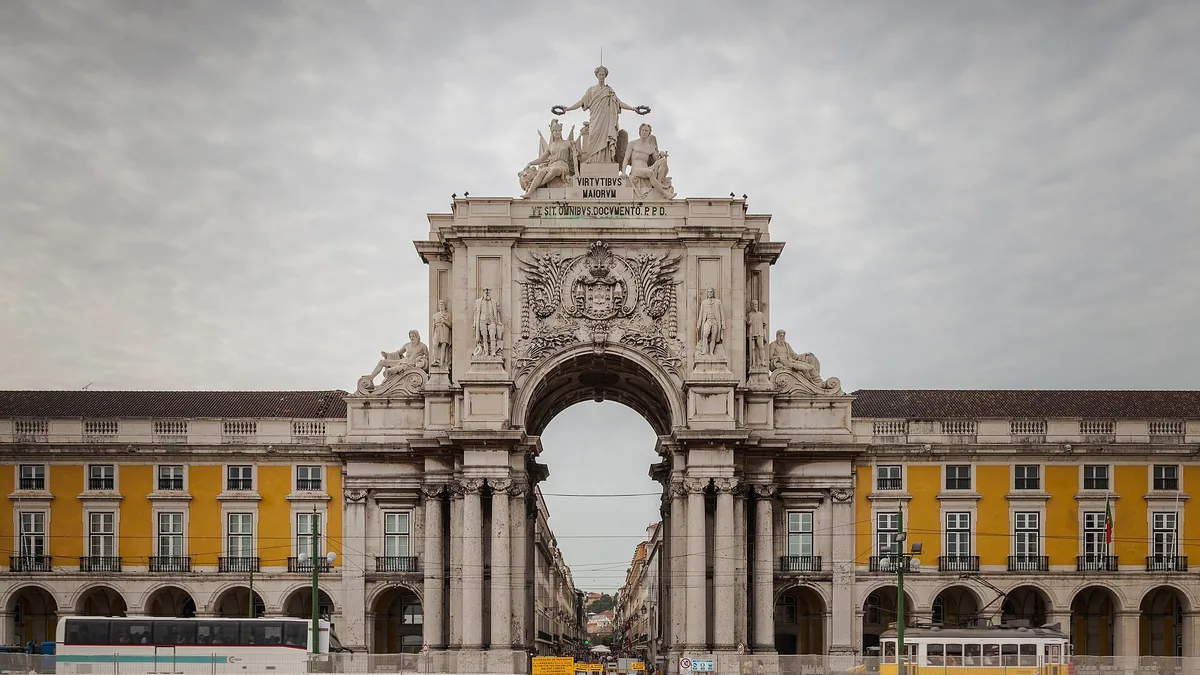 The Rua Augusta Arch in Lisbon. Photograph by Diego Delso, CC BY-SA 3.0.