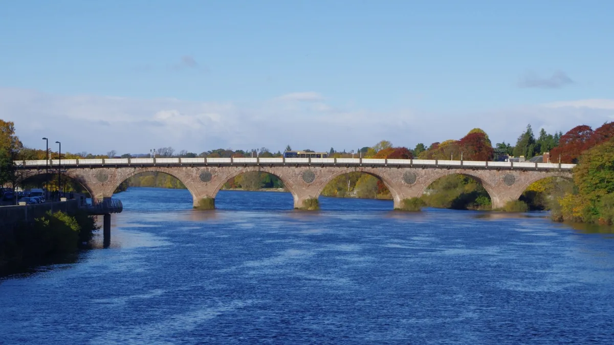 A bridge over the Tay in Perth. Photograph by Simon Armstrong, CC BY-SA 3.0.