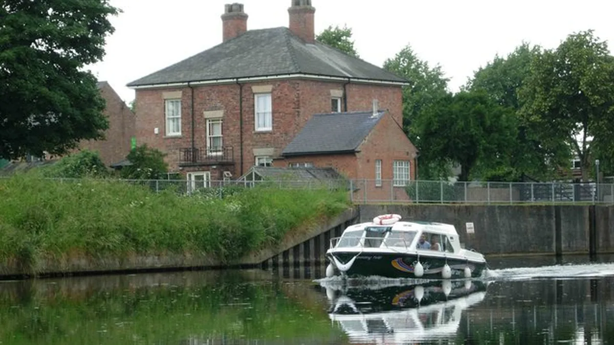 The Coronation Channel in Spalding. Photograph by Stephen McKay, CC BY-SA 2.0.