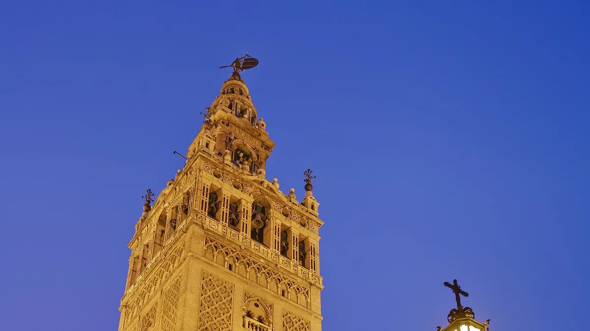 The Giralda in Seville. Photograph by Diliff, CC BY-SA 3.0.