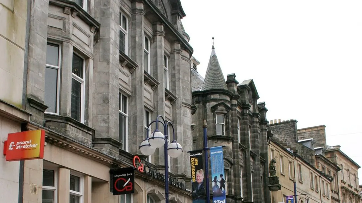 High Street in Dunfermline. Photograph by Richard Sutcliffe, CC BY-SA 2.0.