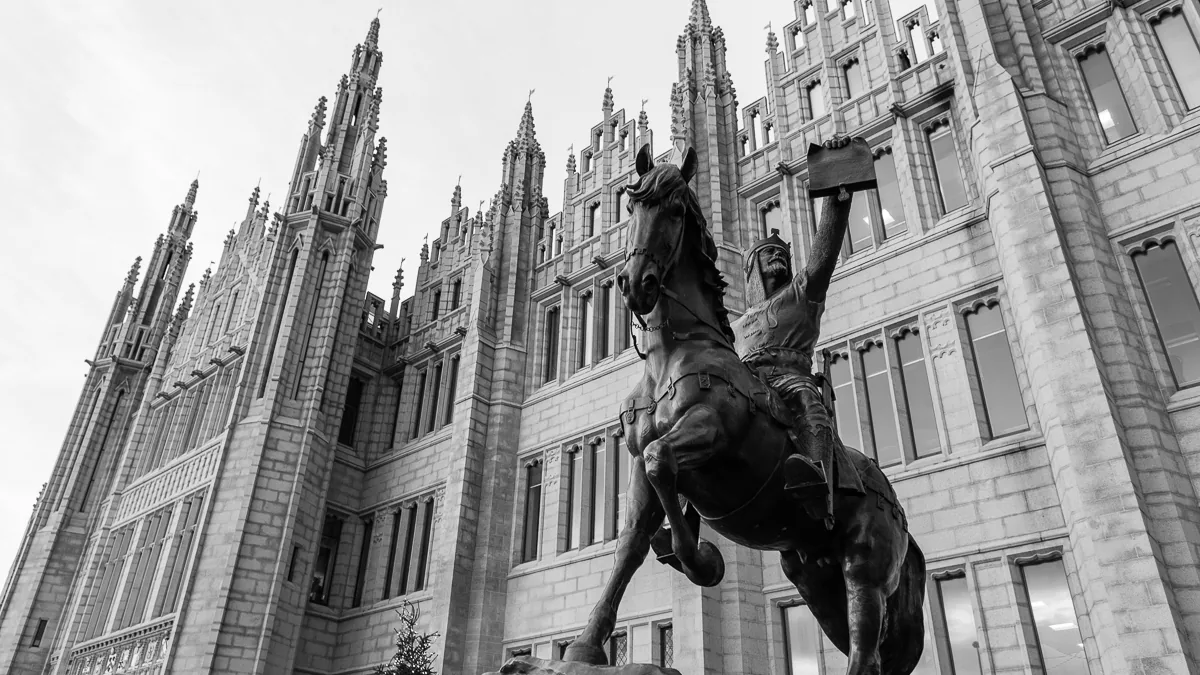 Marischal College in Aberdeen. Photograph by Tore Sætre, CC BY-SA 4.0.