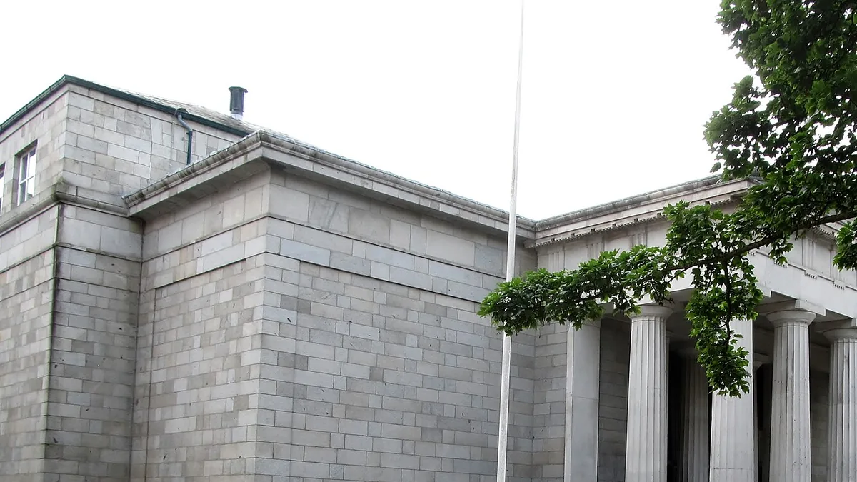 Dundalk Courthouse. Photograph by Eric Jones, CC BY-SA 2.0.