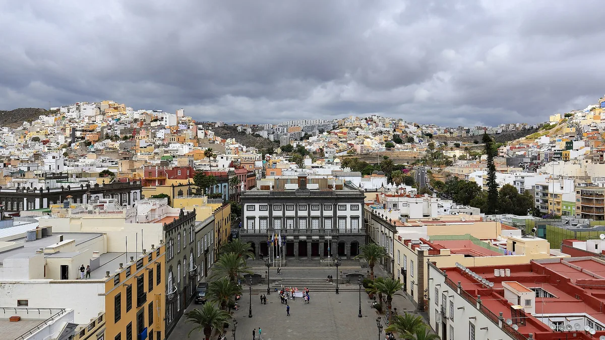 Plaza de Santa Ana in Las Palmas. Photograph by Martin Falbisoner, CC BY-SA 4.0.