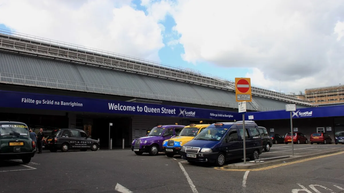 The taxi rank at Glasgow Queen Street station. Photograph by Geof Sheppard, CC BY-SA 4.0.