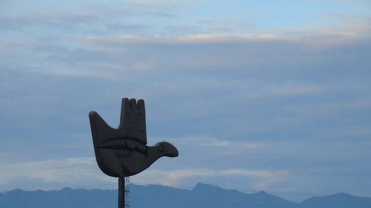 The Open Hand Monument in Chandigarh. Photograph by Raakesh Blokhra, CC BY-SA 2.0.