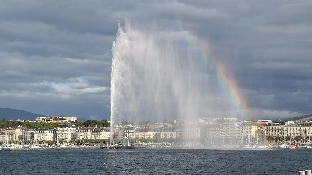 The Jet d'Eau in Geneva. Photograph by Choinowski, CC BY-SA 4.0.
