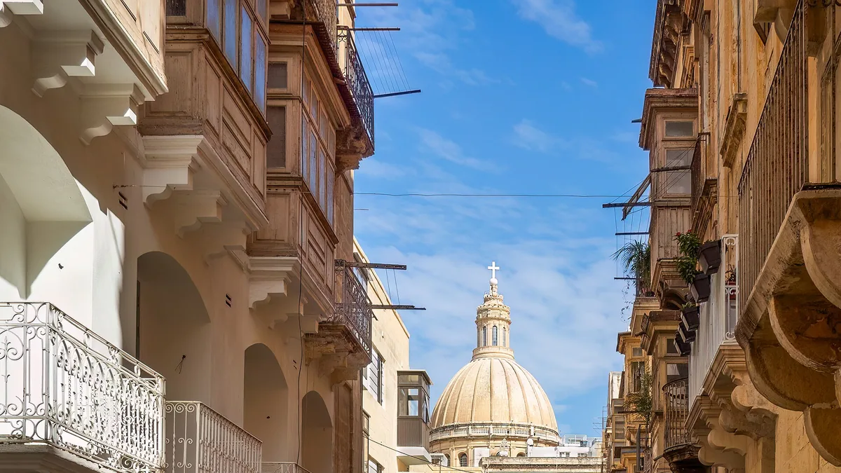 A street in Valletta. Photograph by Rhododendrites, CC BY-SA 4.0.