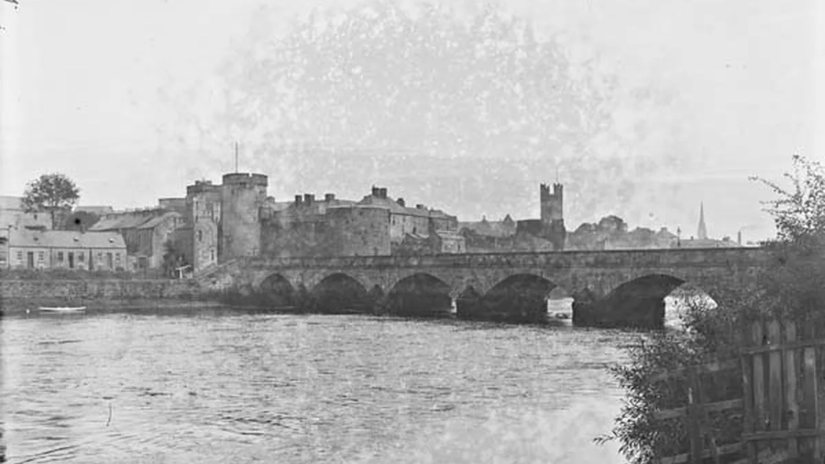 Thomond Bridge in Limerick. Photograph from the National Library of Ireland, public domain.
