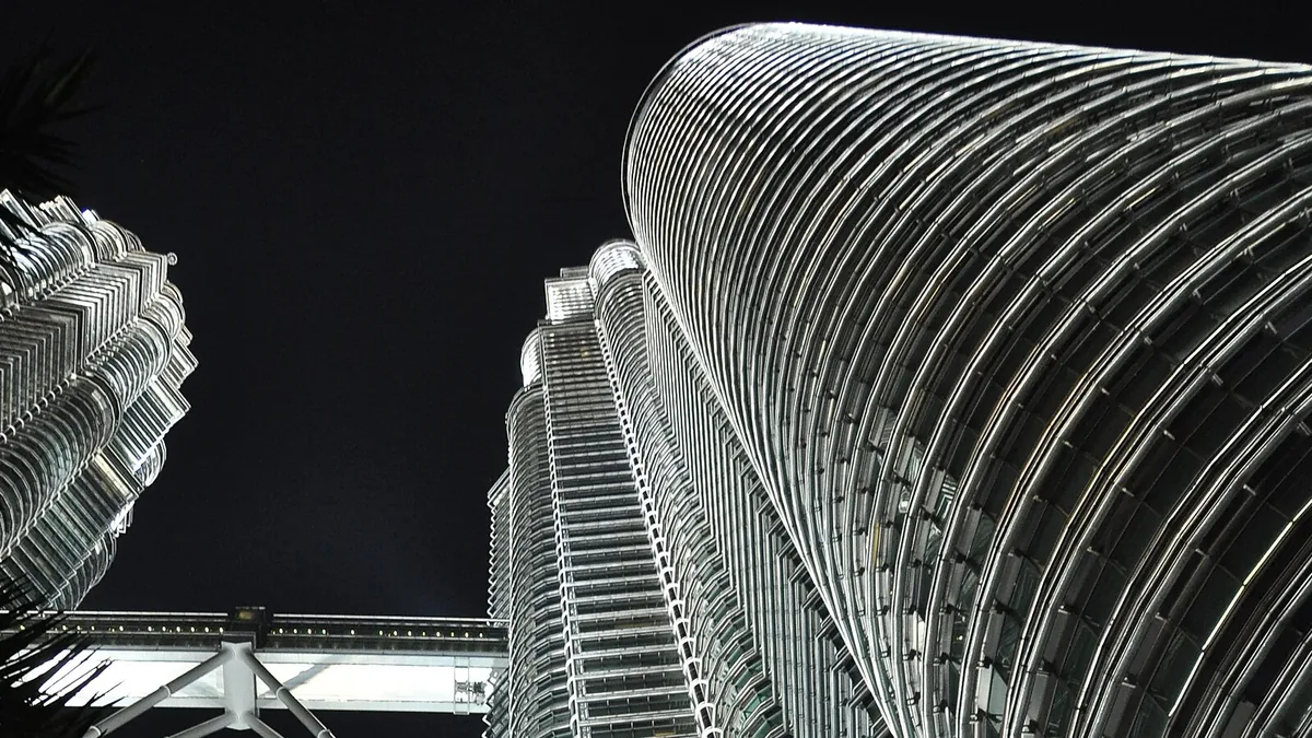The Petronas Towers in Kuala Lumpur. Photograph by Dcubillas, CC BY-SA 3.0.