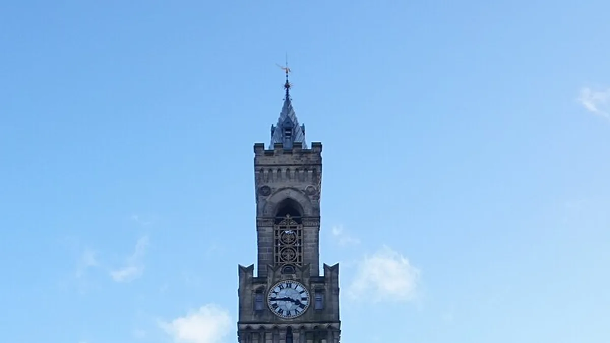 Bradford City Hall. Photograph by Ian S, CC BY-SA 2.0.