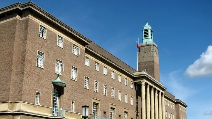 Norwich City Hall. Photograph by Evelyn Simak, CC BY-SA 2.0.