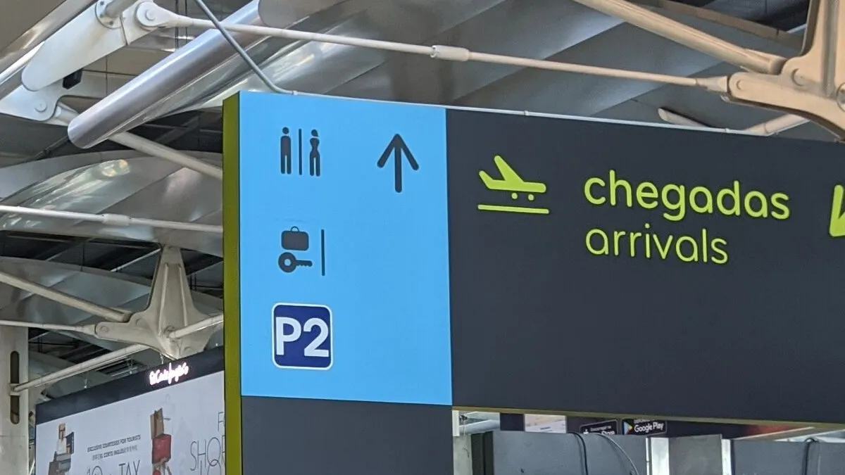 The arrivals hall at Lisbon Airport. Photograph by Daniel from Glasgow, CC BY 2.0.