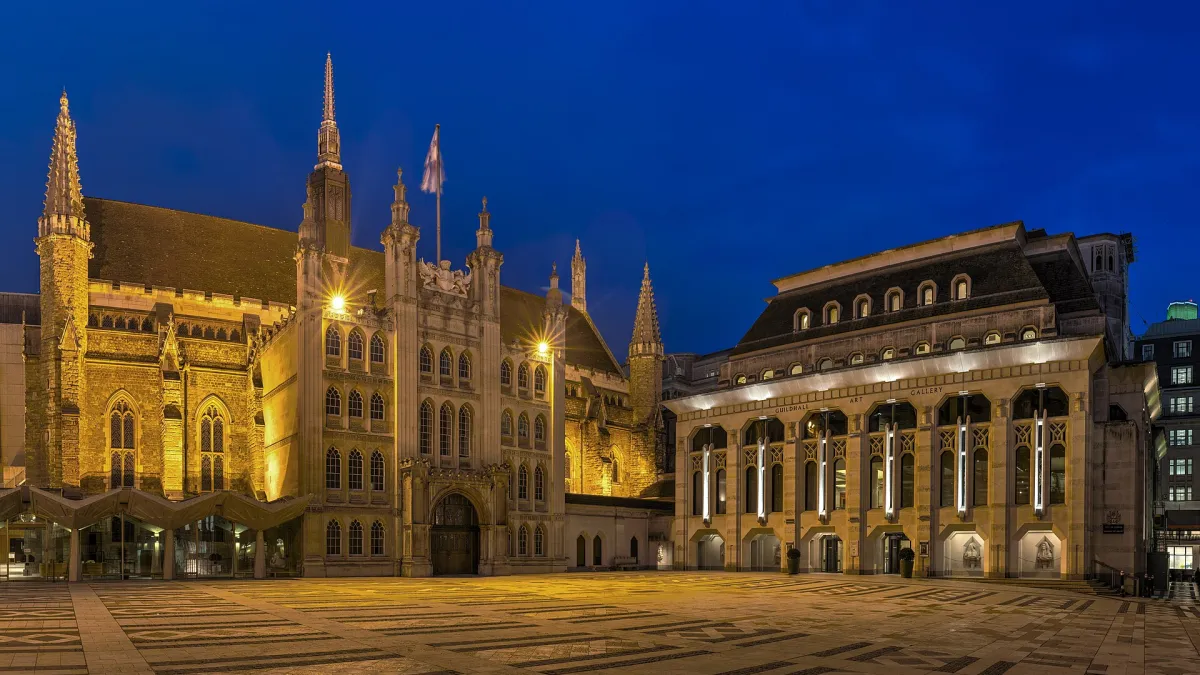 The Guildhall in the City of London at night. Photograph by Diliff, CC BY-SA 3.0.