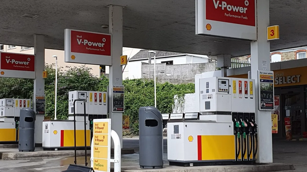 A Shell forecourt with diesel and unleaded pumps. Photograph by Mutney, CC BY-SA 4.0.