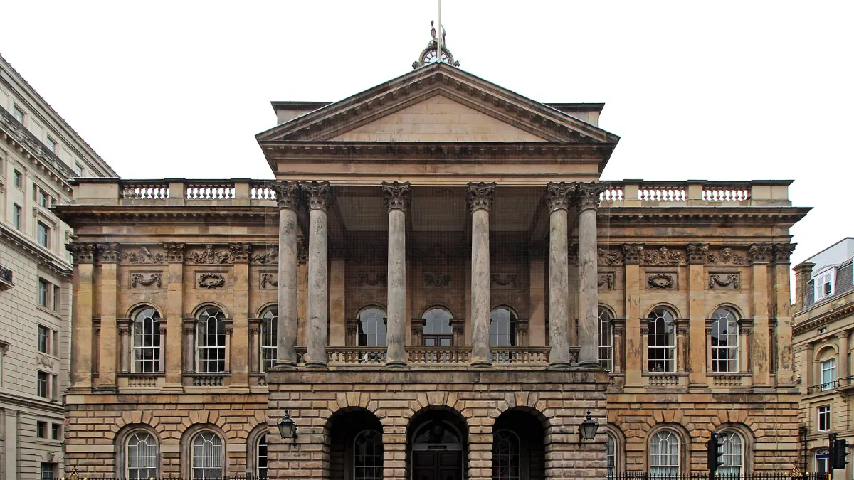 Liverpool Town Hall. Photograph by Rodhullandemu, CC BY-SA 4.0.