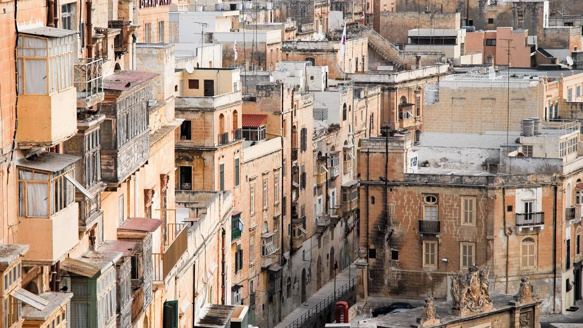 Valletta in Malta, with Victoria Gate in the foreground. Photograph by Mstyslav Chernov, CC BY-SA 3.0.