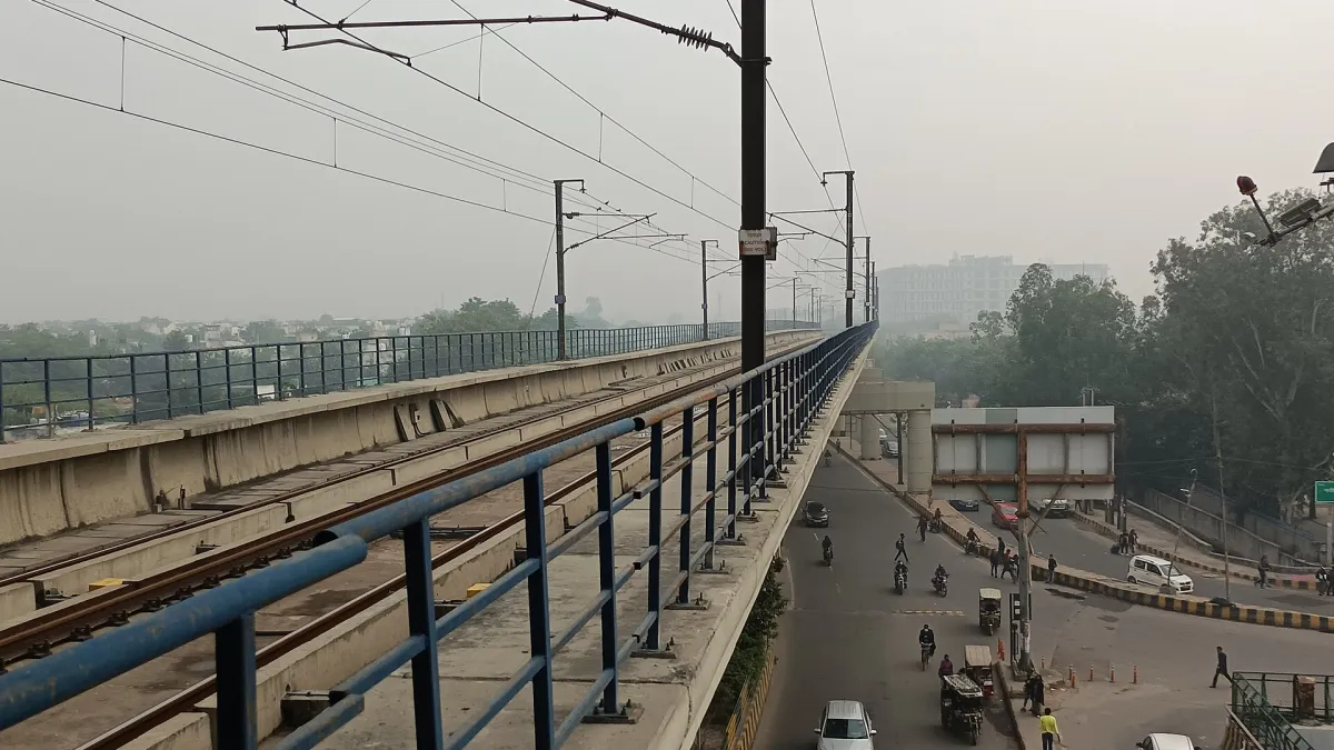The Blue Line viaduct at Noida Sector 18 metro station. Photograph by Kool Nerd 123, CC BY-SA 4.0.