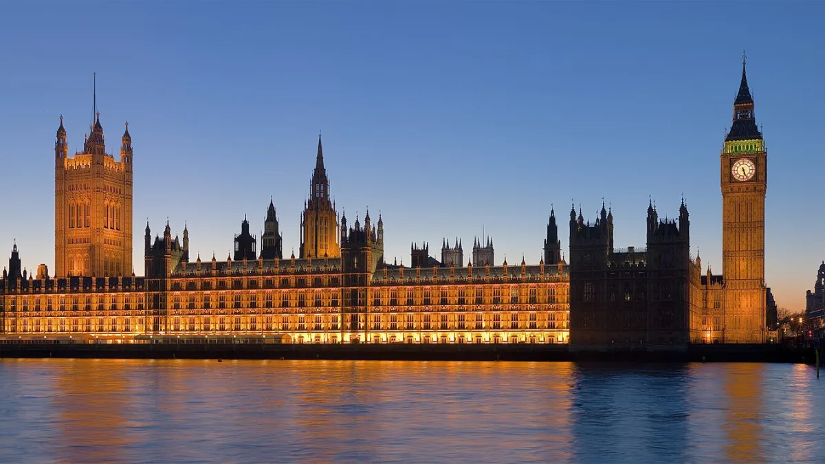 Palace of Westminster at dusk, seen from across the Thames. Photograph by Diliff, CC BY-SA 2.5.