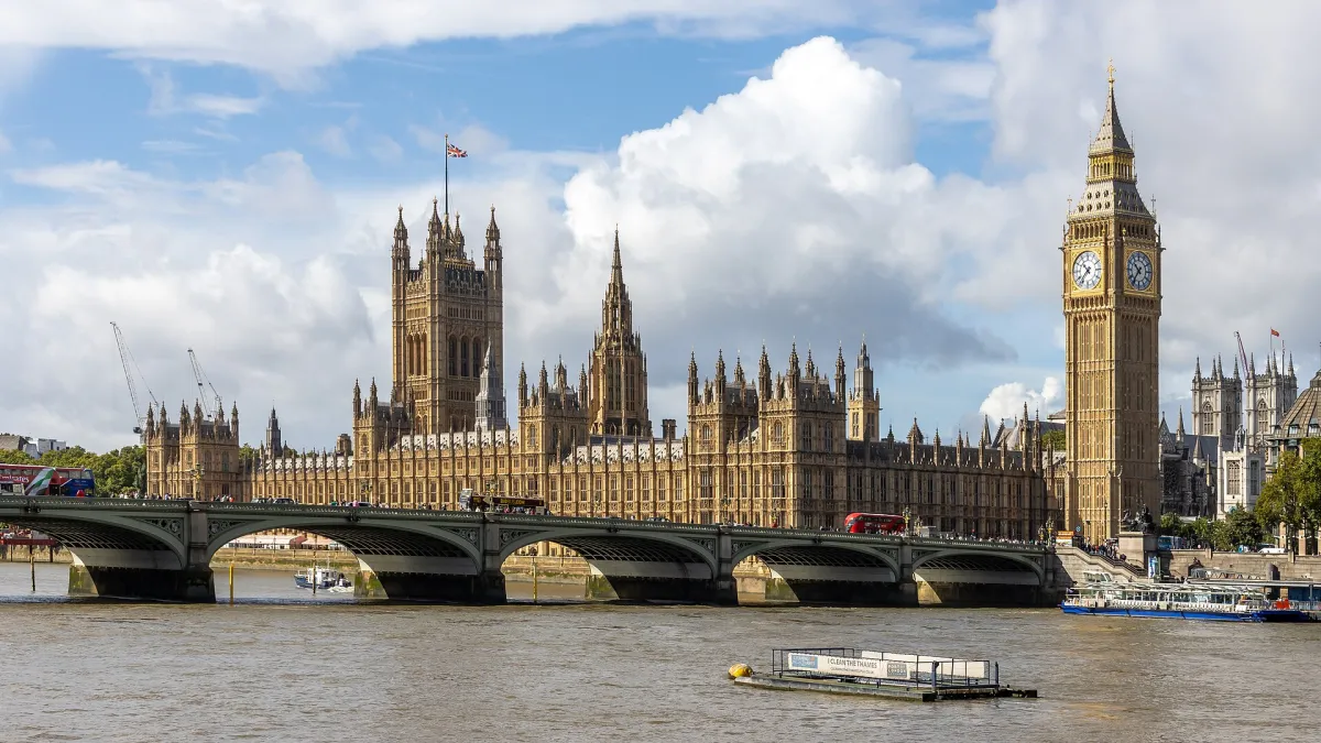 The Palace of Westminster and Westminster Bridge from the Thames. Photograph by Mike Peel, CC BY-SA 4.0.
