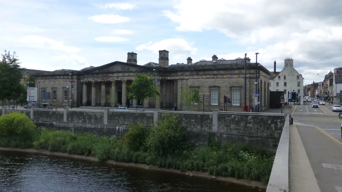 Perth Sheriff Court on Tay Street, from the Tay. Photograph by Russel Wills, CC BY-SA 2.0.