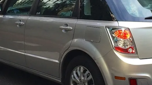A silver BYD e6 private hire car on Euston Road, London, with a green disc in the rear window. Photograph by Warren Whyte, CC BY-SA 4.0.