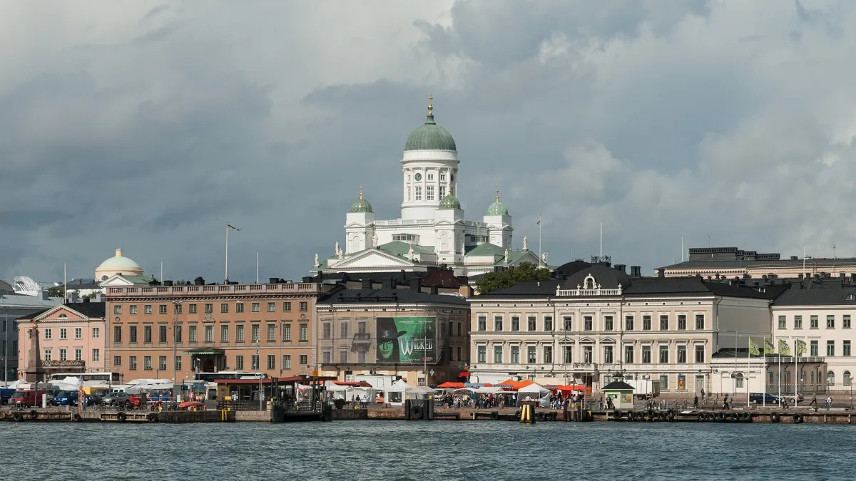 Helsinki Cathedral and Market Square, seen from the South Harbour. Photograph by DXR, CC BY-SA 4.0.