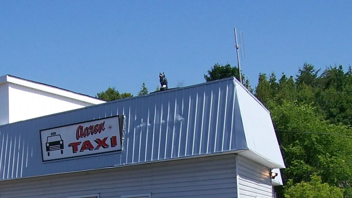 The Aaron Taxi office on Elgin Street in Greater Sudbury, Ontario. Photograph by Rick Sasseville, CC BY-SA 3.0.