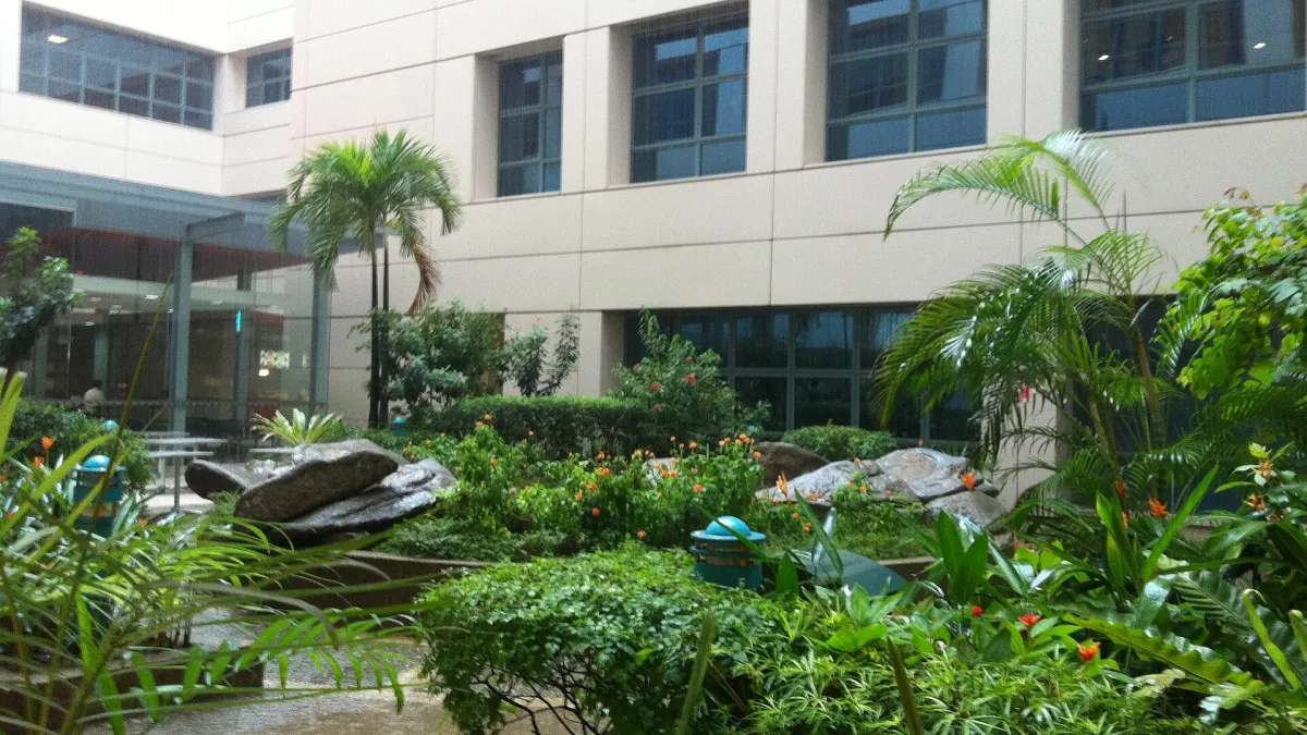 Courtyard of Tan Tock Seng Hospital in Singapore. Photograph by Qingwu Zhou, CC BY-SA 3.0.