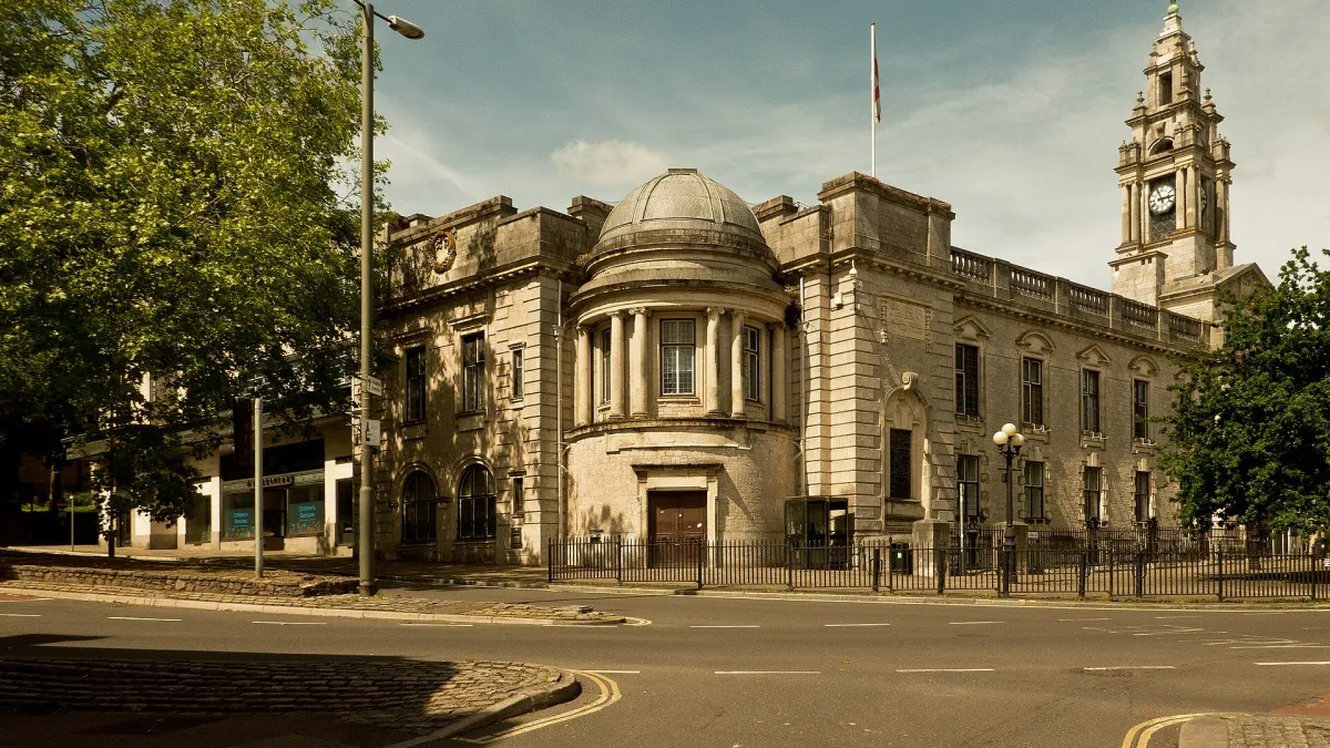 Torquay Town Hall. Photograph by Roger A Smith, CC BY-SA 2.0.
