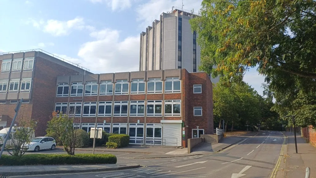 Fareham Civic Centre on Civic Way. Photograph by David Martin, CC BY-SA 2.0.
