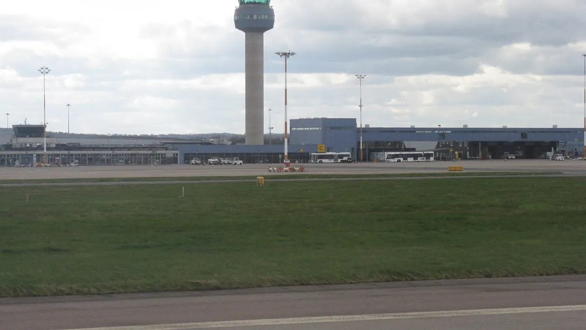 East Midlands Airport control tower and terminal. Photograph by M J Richardson, CC BY-SA 2.0.
