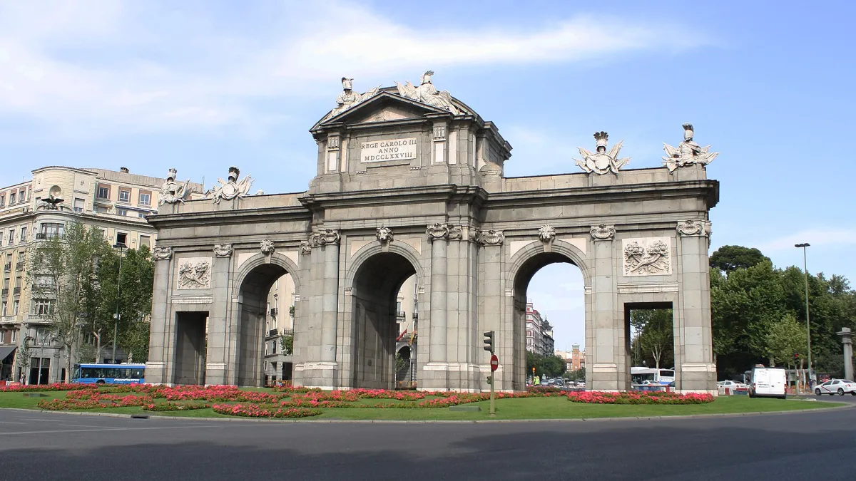 Puerta de Alcalá in Madrid. Photograph by Luis Granada, CC BY-SA 3.0 ES.