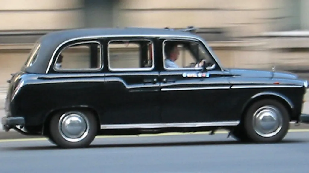 A London hackney carriage, seen from the side. Photograph by ed g2s, CC BY-SA 3.0.