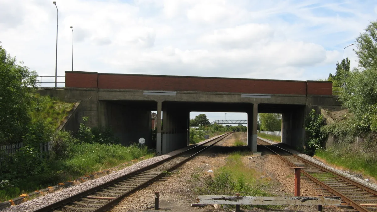 Railway bridge carrying Marsh House Avenue in Billingham. Photograph by Stephen Armstrong, CC BY-SA 2.0.
