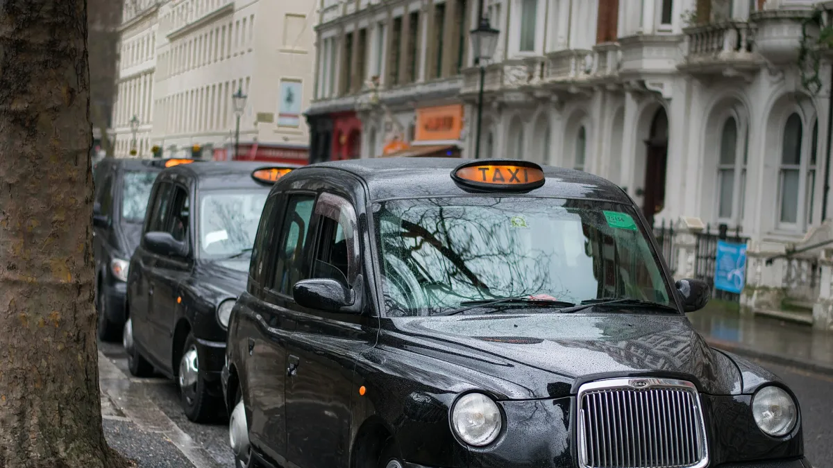 Three London black cabs in a line. Photograph by 0x010C, CC BY-SA 4.0.