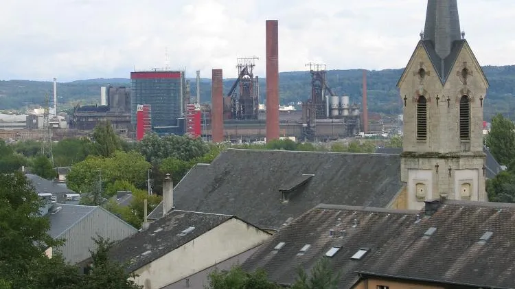 View over Belvaux, with the church and the Esch-Belval steelworks behind. Photograph by Pear, CC BY-SA 3.0.