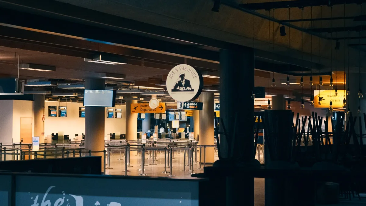 Departures hall at Keflavík International Airport. Photograph by Dennis Bruijn, CC BY-SA 3.0.