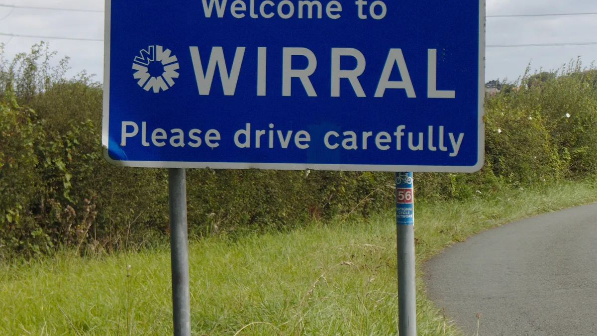 Welcome to Wirral sign on Parkgate Lane, near Thornton Hough. Photograph by Rodhullandemu, CC BY-SA 4.0.