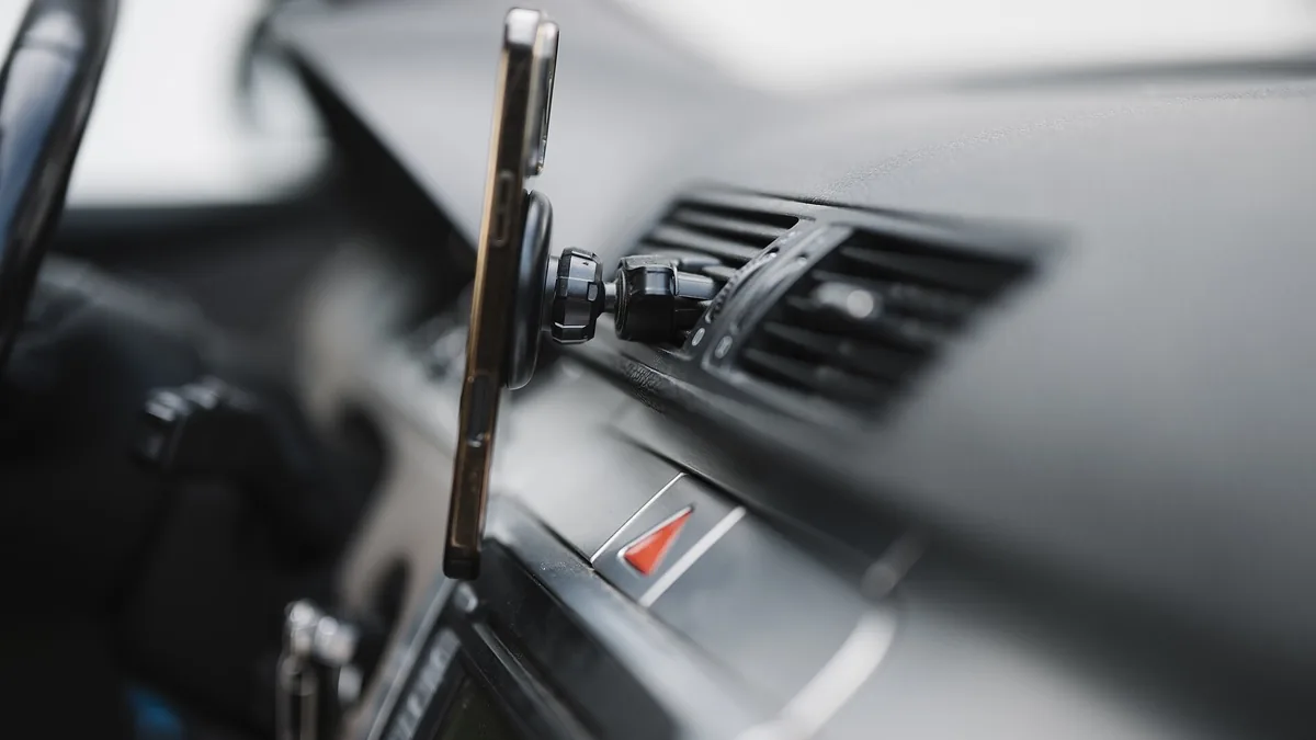 A phone on a mount in a car. Photograph by Shixart1985, CC BY 2.0. A phone on a mount in a car. Photograph by Shixart1985, CC BY 2.0.