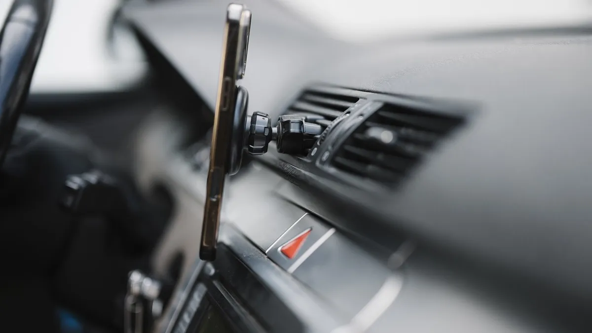 A phone on a mount in a car. Photograph by Shixart1985, CC BY 2.0.